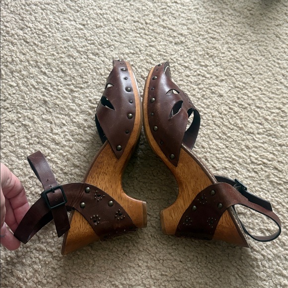 Frye Brown Leather Clog Wooden 4" Heel Strappy Sandal Stud Sz 9 - Picture 10 of 10